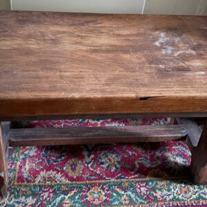 Table basse rustique en chêne foncé. Dimensions: 48 x 95 x 44 cm. Lot vendu sur désignation avec enlèvement sur rendez-vous au 51 avenue de la libération à Granville