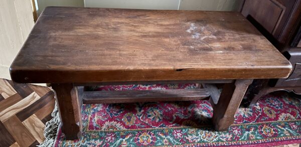 Table basse rustique en chêne foncé. Dimensions: 48 x 95 x 44 cm. Lot vendu sur désignation avec enlèvement sur rendez-vous au 51 avenue de la libération à Granville
