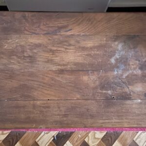 Table basse rustique en chêne foncé. Dimensions: 48 x 95 x 44 cm. Lot vendu sur désignation avec enlèvement sur rendez-vous au 51 avenue de la libération à Granville – Image 2