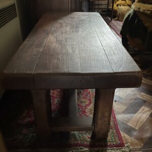 Table basse rustique en chêne foncé. Dimensions: 48 x 95 x 44 cm. Lot vendu sur désignation avec enlèvement sur rendez-vous au 51 avenue de la libération à Granville – Image 3