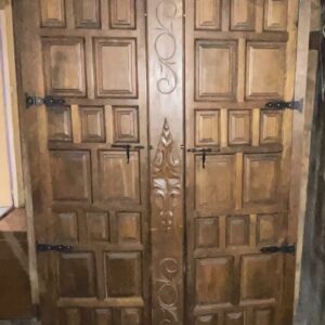 Armoire en chêne foncé à décor géométrique ouvrant à deux vantaux avec penderie intégrée et 4 tiroirs intérieurs. Dimensions: 180 x 118 x 60 cm. Lot vendu sur désignation avec enlèvement sur rendez-vous au 51 avenue de la libération à Granville