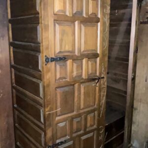 Armoire en chêne foncé à décor géométrique ouvrant à deux vantaux avec penderie intégrée et 4 tiroirs intérieurs. Dimensions: 180 x 118 x 60 cm. Lot vendu sur désignation avec enlèvement sur rendez-vous au 51 avenue de la libération à Granville – Image 3