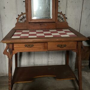Coiffeuse de style Art Nouveau ouvrant par deux tiroirs en ceinture, plateau à damier rouge et blanc, miroir. Dimensions : 76 x 72 x 46 cm. Lot vendu sur désignation avec enlèvement sur rendez-vous au 51 avenue de la libération à Granville