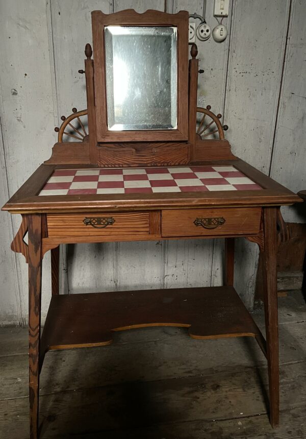 Coiffeuse de style Art Nouveau ouvrant par deux tiroirs en ceinture, plateau à damier rouge et blanc, miroir. Dimensions : 76 x 72 x 46 cm. Lot vendu sur désignation avec enlèvement sur rendez-vous au 51 avenue de la libération à Granville