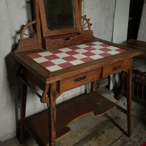 Coiffeuse de style Art Nouveau ouvrant par deux tiroirs en ceinture, plateau à damier rouge et blanc, miroir. Dimensions : 76 x 72 x 46 cm. Lot vendu sur désignation avec enlèvement sur rendez-vous au 51 avenue de la libération à Granville – Image 3