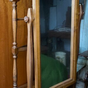 Serviteur en chêne foncé composé d'un grand miroir et de deux tiroirs et porte vêtement. Dimensions: 172 x 62 x 45 cm. Lot vendu sur désignation avec enlèvement sur rendez-vous au 51 avenue de la libération à Granville – Image 2