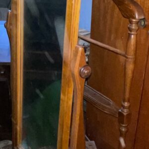 Serviteur en chêne foncé composé d'un grand miroir et de deux tiroirs et porte vêtement. Dimensions: 172 x 62 x 45 cm. Lot vendu sur désignation avec enlèvement sur rendez-vous au 51 avenue de la libération à Granville – Image 3