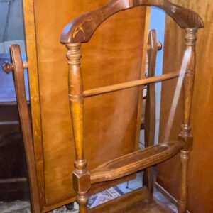 Serviteur en chêne foncé composé d'un grand miroir et de deux tiroirs et porte vêtement. Dimensions: 172 x 62 x 45 cm. Lot vendu sur désignation avec enlèvement sur rendez-vous au 51 avenue de la libération à Granville – Image 4