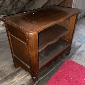Petit meuble bibliothèque en chêne foncé composé d'une étagère. Dimensions: 62 x 70 x 39 cm. Lot vendu sur désignation avec enlèvement sur rendez-vous au 51 avenue de la libération à Granville