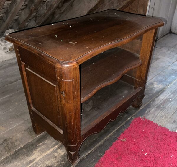 Petit meuble bibliothèque en chêne foncé composé d'une étagère. Dimensions: 62 x 70 x 39 cm. Lot vendu sur désignation avec enlèvement sur rendez-vous au 51 avenue de la libération à Granville