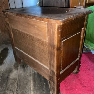 Petit meuble bibliothèque en chêne foncé composé d'une étagère. Dimensions: 62 x 70 x 39 cm. Lot vendu sur désignation avec enlèvement sur rendez-vous au 51 avenue de la libération à Granville – Image 3