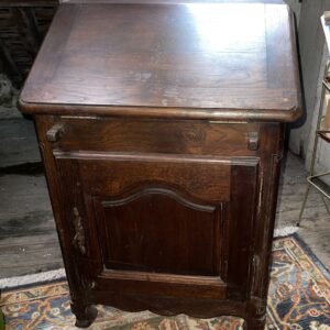 Petit bureau à abattant dit "dos d'âne" en chêne foncé, ouvrant par un abatant et composé d'une étagère plateau. Dimensions: 82 x 6é X 45 cm. Lot vendu sur désignation avec enlèvement sur rendez-vous au 51 avenue de la libération à Granville