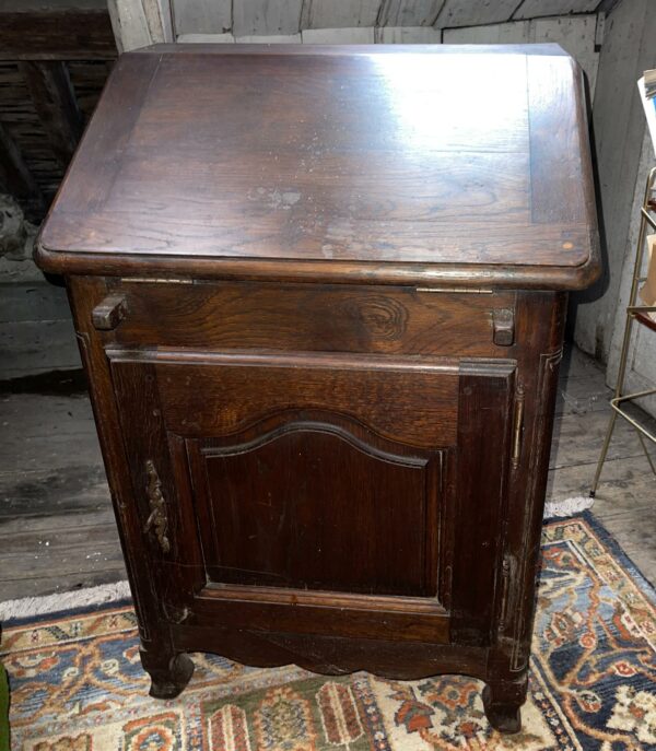 Petit bureau à abattant dit "dos d'âne" en chêne foncé, ouvrant par un abatant et composé d'une étagère plateau. Dimensions: 82 x 6é X 45 cm. Lot vendu sur désignation avec enlèvement sur rendez-vous au 51 avenue de la libération à Granville