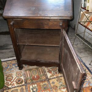 Petit bureau à abattant dit "dos d'âne" en chêne foncé, ouvrant par un abatant et composé d'une étagère plateau. Dimensions: 82 x 6é X 45 cm. Lot vendu sur désignation avec enlèvement sur rendez-vous au 51 avenue de la libération à Granville – Image 2