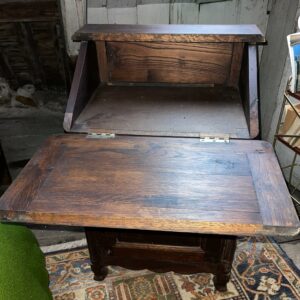 Petit bureau à abattant dit "dos d'âne" en chêne foncé, ouvrant par un abatant et composé d'une étagère plateau. Dimensions: 82 x 6é X 45 cm. Lot vendu sur désignation avec enlèvement sur rendez-vous au 51 avenue de la libération à Granville – Image 3