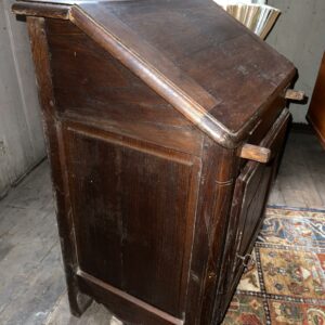 Petit bureau à abattant dit "dos d'âne" en chêne foncé, ouvrant par un abatant et composé d'une étagère plateau. Dimensions: 82 x 6é X 45 cm. Lot vendu sur désignation avec enlèvement sur rendez-vous au 51 avenue de la libération à Granville – Image 4