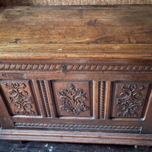 Coffre de style gothique, composé de panneaux anciens, en chêne foncé, à décor de fleur en façade. Dimensions: 86 x 115 x 57 cm. Lot vendu sur désignation avec enlèvement sur rendez-vous au 51 avenue de la libération à Granville