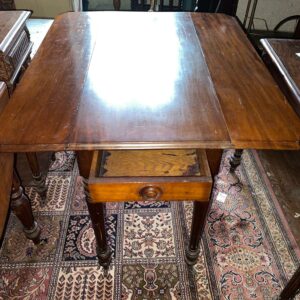 Table en acajou massif à volets et un tiroir en ceinture. Dimensions: 72 x 89 x 80 cm. Lot vendu sur désignation avec enlèvement sur rendez-vous au 51 avenue de la libération à Granville.