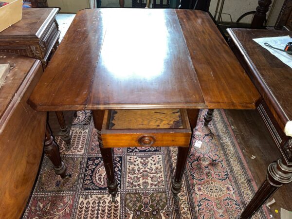 Table en acajou massif à volets et un tiroir en ceinture. Dimensions: 72 x 89 x 80 cm. Lot vendu sur désignation avec enlèvement sur rendez-vous au 51 avenue de la libération à Granville.