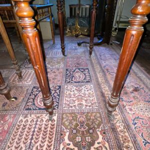 Table en acajou massif à volets et un tiroir en ceinture. Dimensions: 72 x 89 x 80 cm. Lot vendu sur désignation avec enlèvement sur rendez-vous au 51 avenue de la libération à Granville. – Image 3