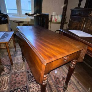 Table en acajou massif à volets et un tiroir en ceinture. Dimensions: 72 x 89 x 80 cm. Lot vendu sur désignation avec enlèvement sur rendez-vous au 51 avenue de la libération à Granville. – Image 4