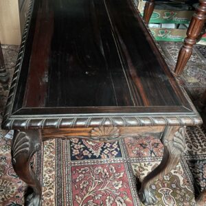 Table basse en ébène de macassar à décor de volutes. Lot vendu sur désignation avec enlèvement sur rendez-vous au 51 avenue de la libération à Granville