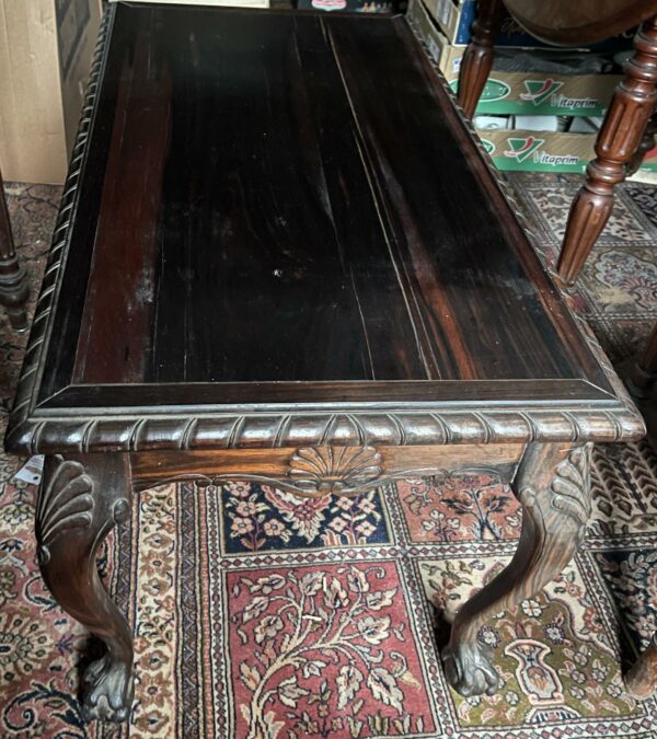 Table basse en ébène de macassar à décor de volutes. Lot vendu sur désignation avec enlèvement sur rendez-vous au 51 avenue de la libération à Granville