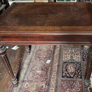Bureau de style en bois acajou, un tiroir en ceinture. Dimensions: 71 x 80 x 54 cm. Lot vendu sur désignation avec enlèvement sur rendez-vous au 51 avenue de la libération à Granville