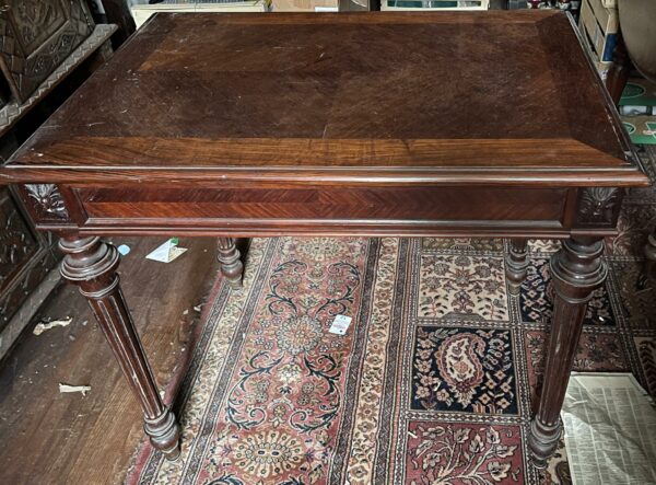 Bureau de style en bois acajou, un tiroir en ceinture. Dimensions: 71 x 80 x 54 cm. Lot vendu sur désignation avec enlèvement sur rendez-vous au 51 avenue de la libération à Granville