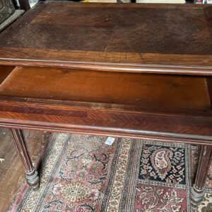 Bureau de style en bois acajou, un tiroir en ceinture. Dimensions: 71 x 80 x 54 cm. Lot vendu sur désignation avec enlèvement sur rendez-vous au 51 avenue de la libération à Granville – Image 2
