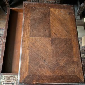 Bureau de style en bois acajou, un tiroir en ceinture. Dimensions: 71 x 80 x 54 cm. Lot vendu sur désignation avec enlèvement sur rendez-vous au 51 avenue de la libération à Granville – Image 3