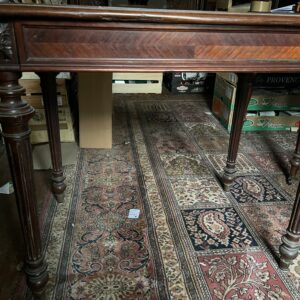 Bureau de style en bois acajou, un tiroir en ceinture. Dimensions: 71 x 80 x 54 cm. Lot vendu sur désignation avec enlèvement sur rendez-vous au 51 avenue de la libération à Granville – Image 4