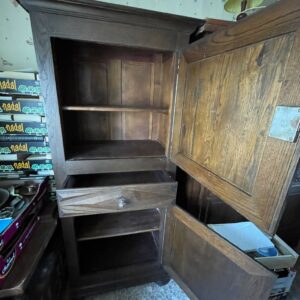 Armoire normande  en chêne foncé décor en pointe de diamant, ouvrant par deux vantaux et un tiroir. Dimensions: 180 x 72 x 45 cm. Lot vendu sur désignation avec enlèvement sur rendez-vous au 51 avenue de la libération à Granville. – Image 2