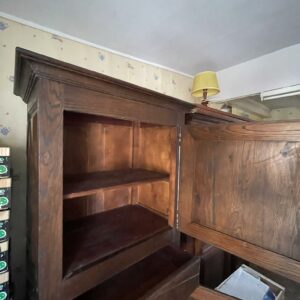 Armoire normande  en chêne foncé décor en pointe de diamant, ouvrant par deux vantaux et un tiroir. Dimensions: 180 x 72 x 45 cm. Lot vendu sur désignation avec enlèvement sur rendez-vous au 51 avenue de la libération à Granville. – Image 3