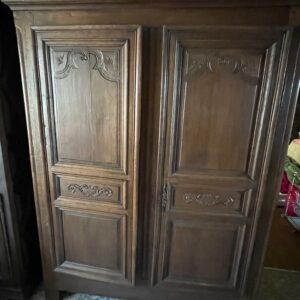 Armoire rustique en chêne foncé. Dimensions: 180 x 150 x 42 cm. Lot vendu sur désignation avec enlèvement sur rendez-vous au 51 avenue de la libération à Granville