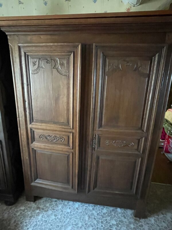 Armoire rustique en chêne foncé. Dimensions: 180 x 150 x 42 cm. Lot vendu sur désignation avec enlèvement sur rendez-vous au 51 avenue de la libération à Granville