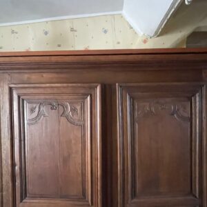 Armoire rustique en chêne foncé. Dimensions: 180 x 150 x 42 cm. Lot vendu sur désignation avec enlèvement sur rendez-vous au 51 avenue de la libération à Granville – Image 2