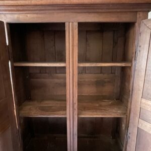 Armoire rustique en chêne foncé. Dimensions: 180 x 150 x 42 cm. Lot vendu sur désignation avec enlèvement sur rendez-vous au 51 avenue de la libération à Granville – Image 3