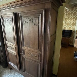 Armoire rustique en chêne foncé. Dimensions: 180 x 150 x 42 cm. Lot vendu sur désignation avec enlèvement sur rendez-vous au 51 avenue de la libération à Granville – Image 4