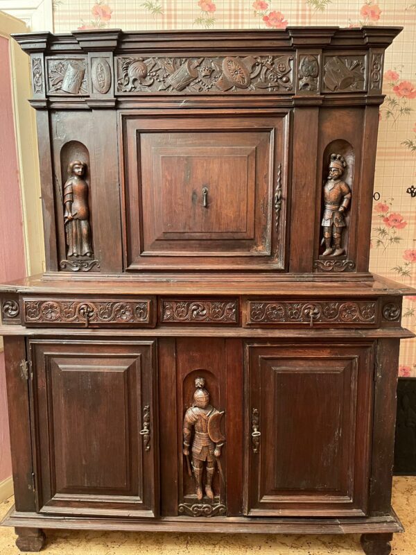 Buffet en chêne foncé de style rustique à cinq vantaux sculptés dont deux latéraux. Dimensions: 178 x 138  x 45 cm. Lot vendu sur désignation avec enlèvement sur rendez-vous au 51 avenue de la libération à Granville