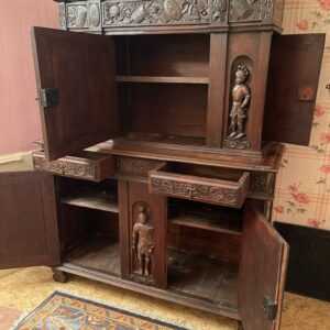Buffet en chêne foncé de style rustique à cinq vantaux sculptés dont deux latéraux. Dimensions: 178 x 138  x 45 cm. Lot vendu sur désignation avec enlèvement sur rendez-vous au 51 avenue de la libération à Granville – Image 4