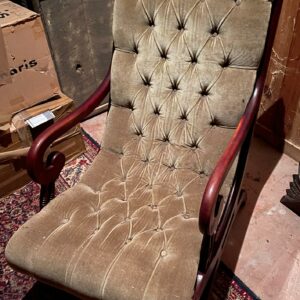 Rocking Chair de style Chesterfield recouvert de velours, vendu avec son repose pied. Lot vendu sur désignation avec enlèvement sur rendez-vous au 51 avenue de la libération à Granville
