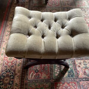 Rocking Chair de style Chesterfield recouvert de velours, vendu avec son repose pied. Lot vendu sur désignation avec enlèvement sur rendez-vous au 51 avenue de la libération à Granville – Image 2