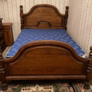 Lit de style rustique en chêne, vendu avec matelas et sommier en bon état. Dimensions: 190 x 140 cm. Lot vendu sur désignation avec enlèvement sur rendez-vous au 51 avenue de la libération à Granville