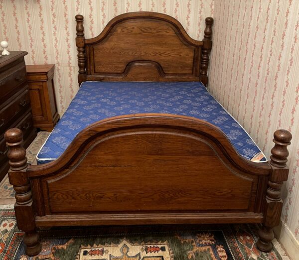 Lit de style rustique en chêne, vendu avec matelas et sommier en bon état. Dimensions: 190 x 140 cm. Lot vendu sur désignation avec enlèvement sur rendez-vous au 51 avenue de la libération à Granville