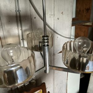 Lustre de style Art Nouveau en métal et en verre. Dimensions: 62 x 38 x 38 cm. Lot vendu sur désignation avec enlèvement sur rendez-vous au 51 avenue de la libération à Granville – Image 2
