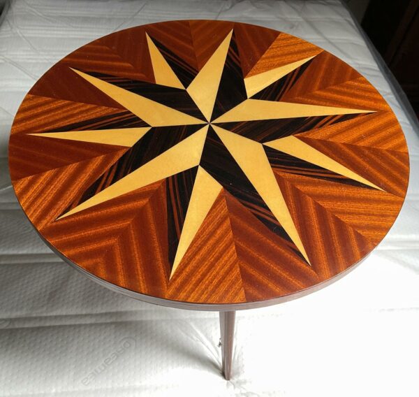 Table basse de style Art Nouveau marquetée reposant sur trois pieds. Dimensions: 44 x 55 x 55 cm. Lot vendu sur désignation avec enlèvement sur rendez-vous au 51 avenue de la libération à Granville