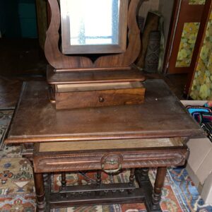 Coiffeuse en bois avec un tiroir en ceinture et miroir. Dimensions: 69 x 74 x 50 cm. Lot vendu sur désignation avec enlèvement sur rendez-vous au 51 avenue de la libération à Granville