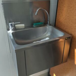 Lave-main à déclenchement au genou en inox de marque Sofinor. 55 x 46 x 38 cm (Belgrand 6e)