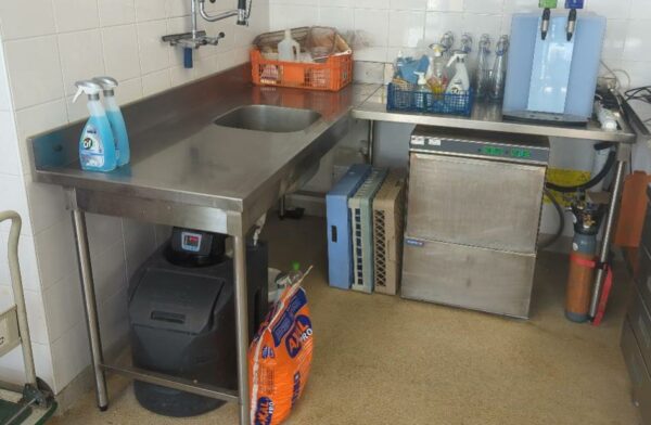 Plonge adossée 1 bac avec retour en inox alimentaire. 100 x 182 x 120 x 70 cm (Belgrand 6e)